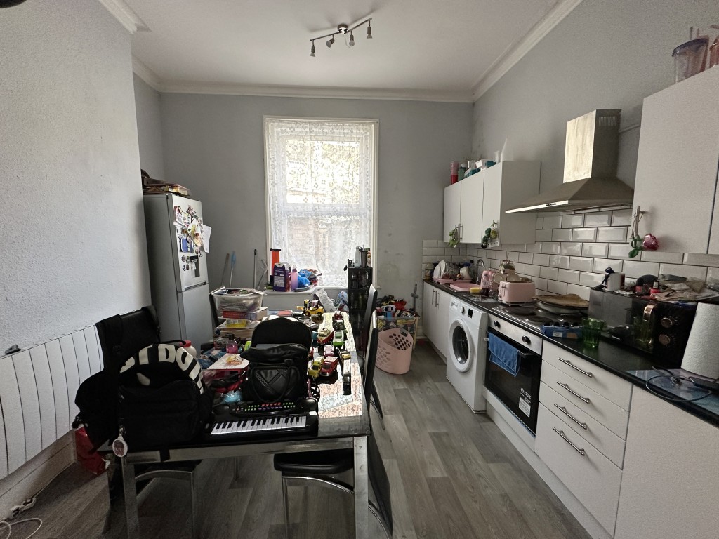 Lot: 79 - MIXED FREEHOLD RESIDENTIAL AND COMMERCIAL INVESTMENT - Flat 1, 56 Kings Road Kitchen